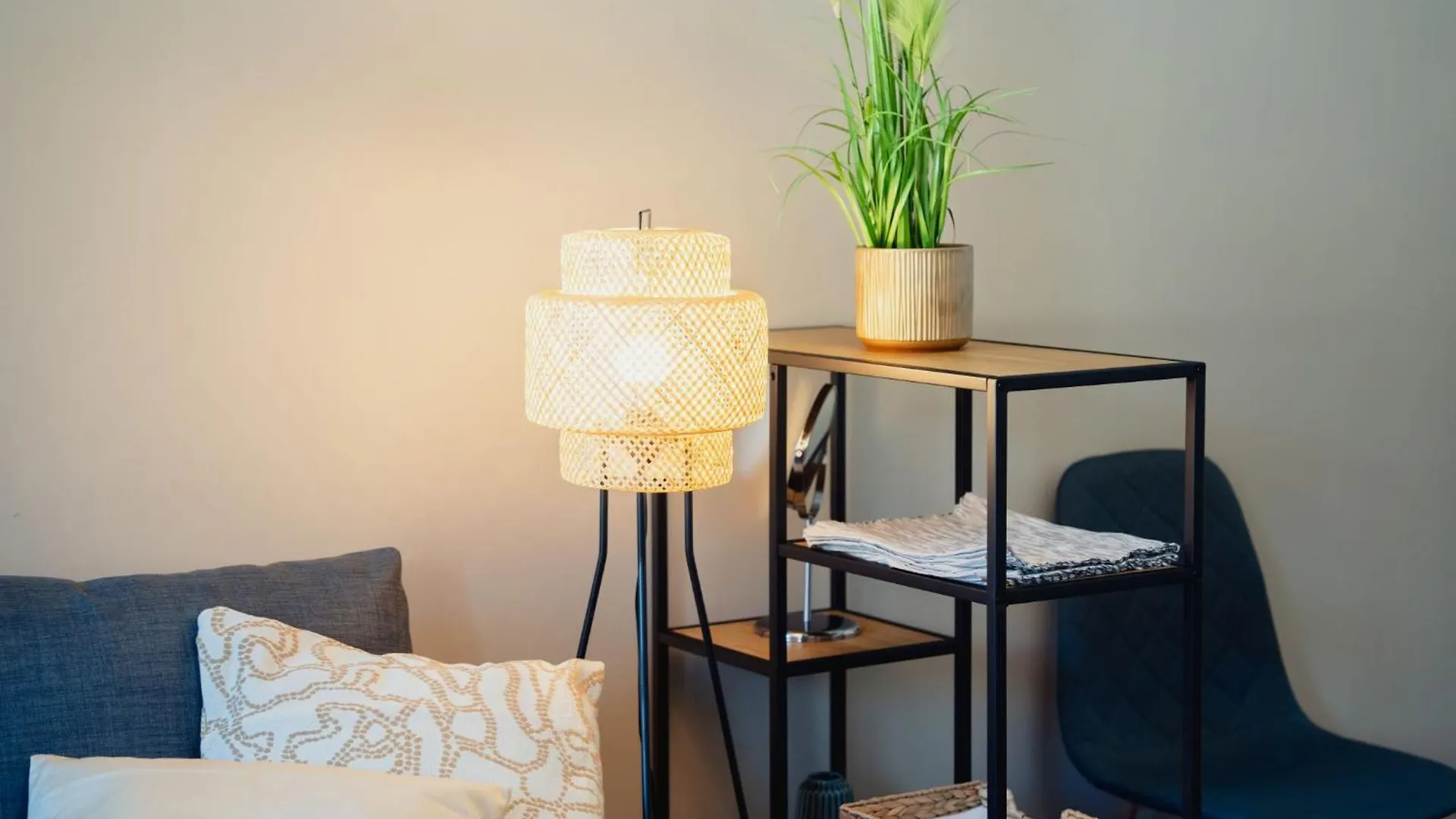 Cozy, Small, New With Free Parking location